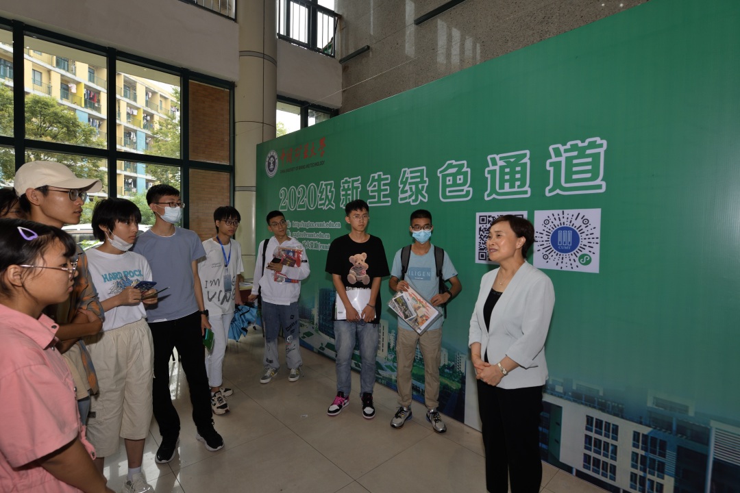 校党委书记刘波与学生们交谈.jpg